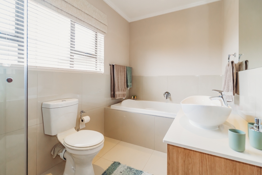4 Bedroom Property for Sale in Earls Court Lifestyle Estate Western Cape